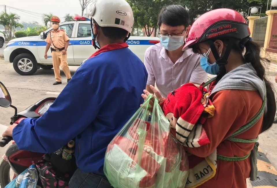 7 người đi xe máy từ Bình Dương bị lạc đường giữa đêm ở Hà Nội được giúp đỡ