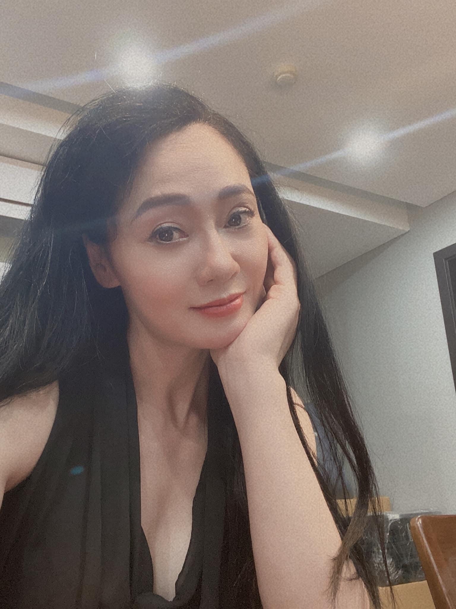 Diễn viên Tú Oanh trầm trồ trước nhan sắc 'không tuổi' của chị thông gia Quách Thu Phương trong 'Hương vị tình thân'