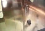 Mắc kẹt trong thang máy vì nghịch dại, cậu bé luống cuống tìm cách thoát thân