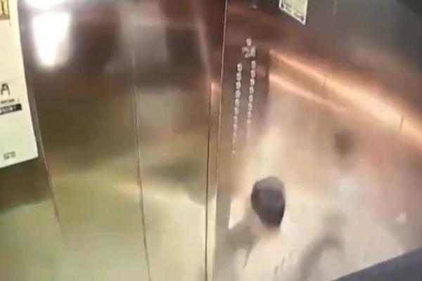 Mắc kẹt trong thang máy vì nghịch dại, cậu bé luống cuống tìm cách thoát thân