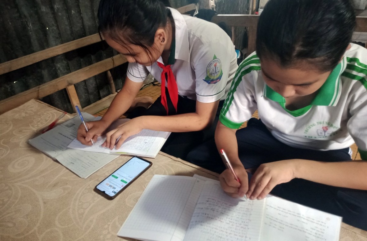 Hà Tĩnh: Tặng nhiều điện thoại, máy tính cho các em học sinh nghèo học trực tuyến
