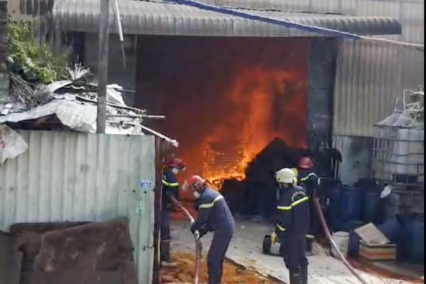 Cháy nhà xưởng ở TP.HCM, người dân ôm tài sản tháo chạy