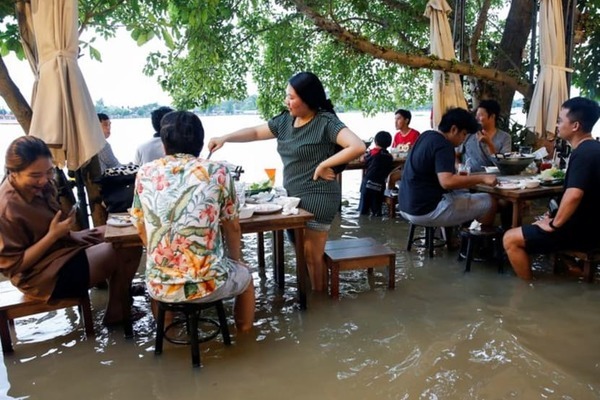 Thú vui kỳ lạ ngồi ăn trong quán thịt nướng giữa dòng lũ ở Thái Lan