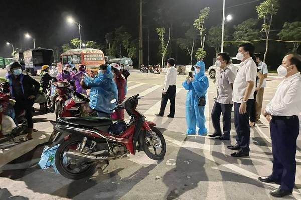 Nhóm người Đan Lai đi bộ về Nghệ An được tặng xe máy: “Về đến quê nhà em mừng lắm”