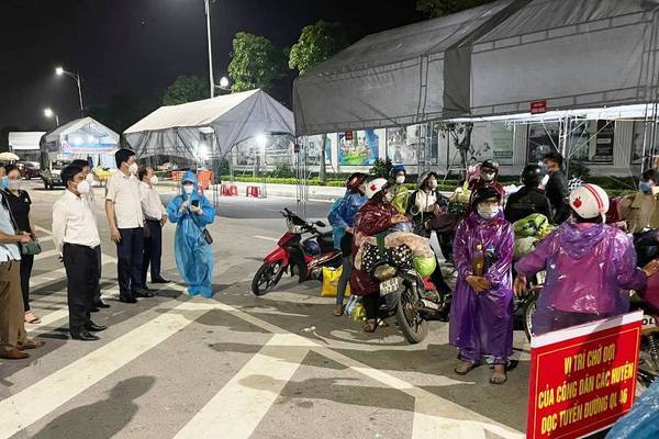 Nhóm người Đan Lai đi bộ về Nghệ An được tặng xe máy: “Về đến quê nhà em mừng lắm”