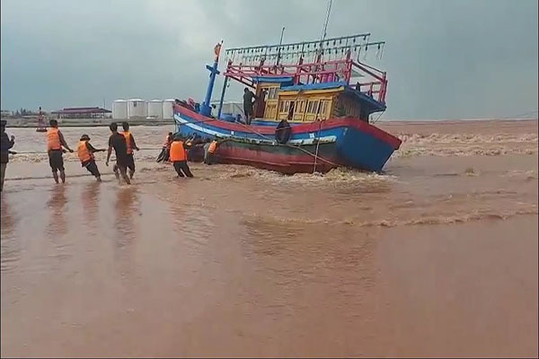 Tàu cá đứt neo, trôi dạt trên vùng biển Quảng Trị khi tìm đường tránh bão số 7 được cứu hộ thành công