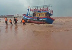 Tàu cá đứt neo, trôi dạt trên vùng biển Quảng Trị khi tìm đường tránh bão số 7 được cứu hộ thành công