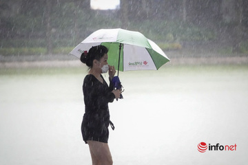 Đón không khí lạnh đầu mùa, người Hà Nội đội mưa, mặc áo ấm ra đường