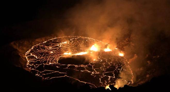 Hình ảnh núi lửa phun trào sáng rõ nhìn từ bên ngoài Trái Đất