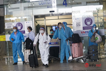 Những hành khách đầu tiên ở Hà Nội vui mừng ra sân bay trở về nhà sau nhiều tháng mắc kẹt vì dịch
