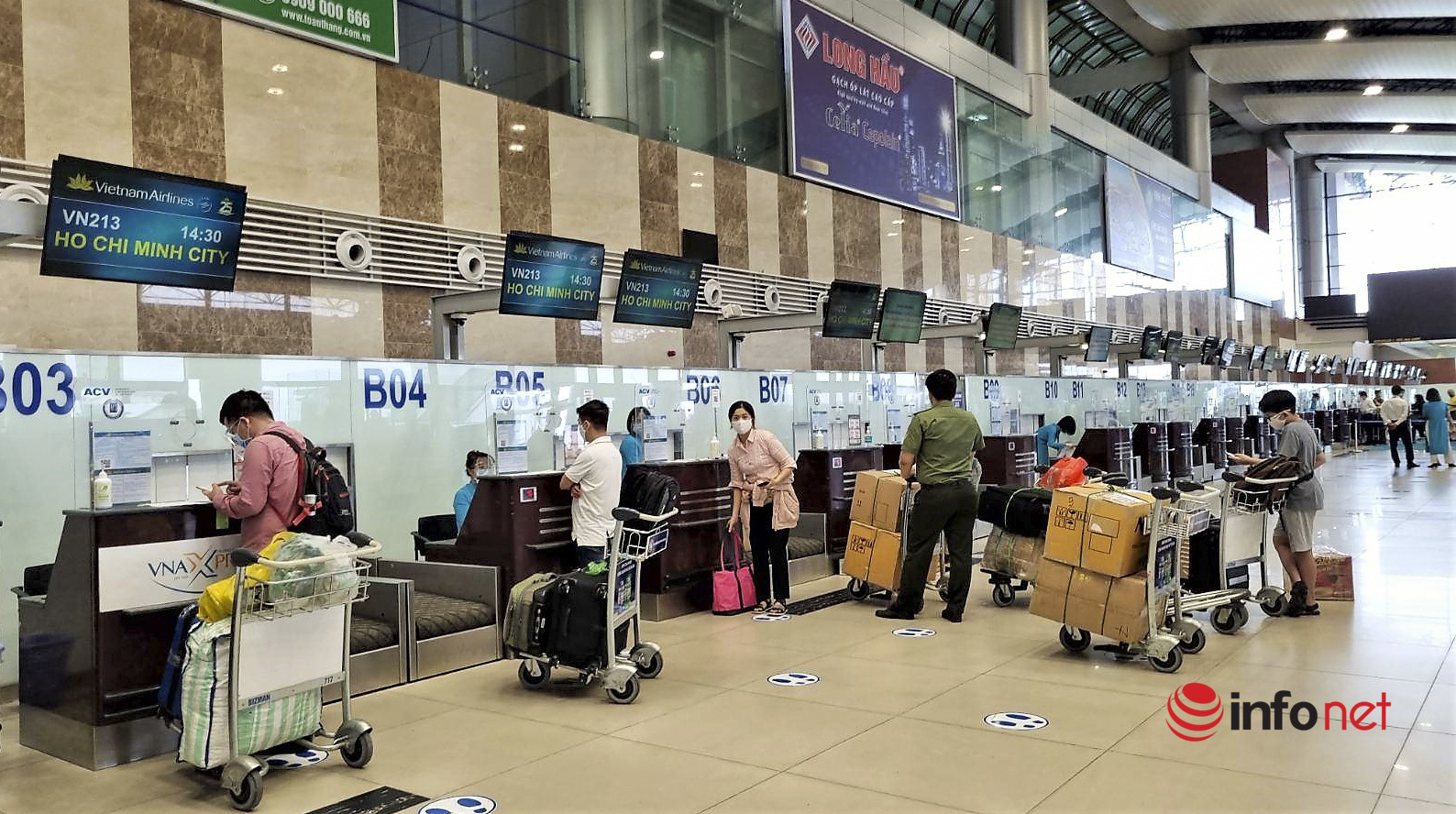 Những hành khách đầu tiên ở Hà Nội vui mừng ra sân bay trở về nhà sau nhiều tháng mắc kẹt vì dịch