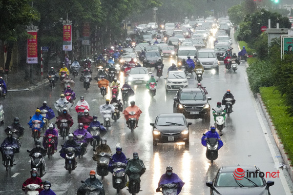 Đường Hà Nội tắc cứng 5 làn ô tô trong mưa ngập, chủ xe xoay xở tìm cách quay đầu để thoát