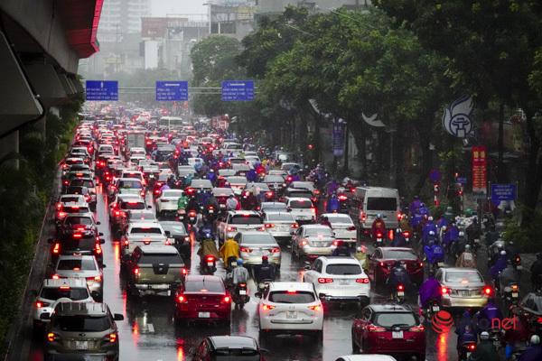 Đường Hà Nội tắc cứng 5 làn ô tô trong mưa ngập, chủ xe xoay xở tìm cách quay đầu để thoát