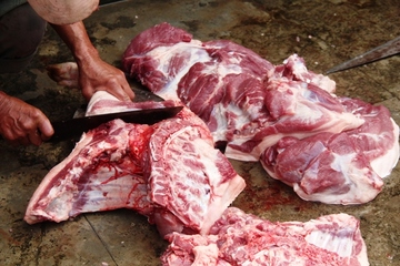 Xót lợn nuôi bán lỗ thảm, đi chợ phải mua thịt giá cao, chủ nuôi tự tay mổ lợn bán