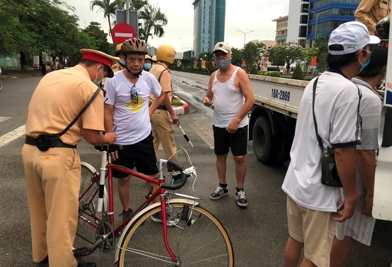 Hải Phòng: Tuyên truyền Luật an toàn giao thông cho học sinh huyện Cát Hải và người đi xe đạp