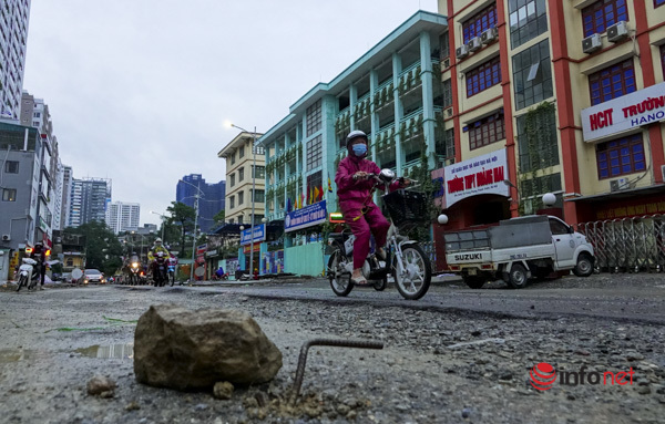 Hà Nội: Đường hơn 400m cải tạo 3 năm chưa xong, cứ mưa là có người ngã