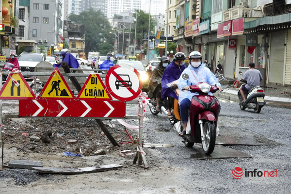 Hà Nội: Đường hơn 400m cải tạo 3 năm chưa xong, cứ mưa là có người ngã