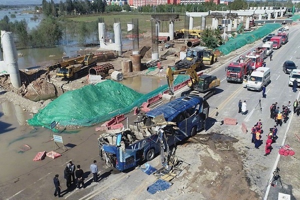 Trung Quốc: Xe buýt chở 51 công nhân đi qua cây cầu ngập trong mưa lũ, 13 người chết