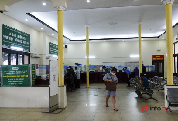 Người dân bị 'kẹt' háo hức ra ga Hà Nội mua vé tàu về quê nhà