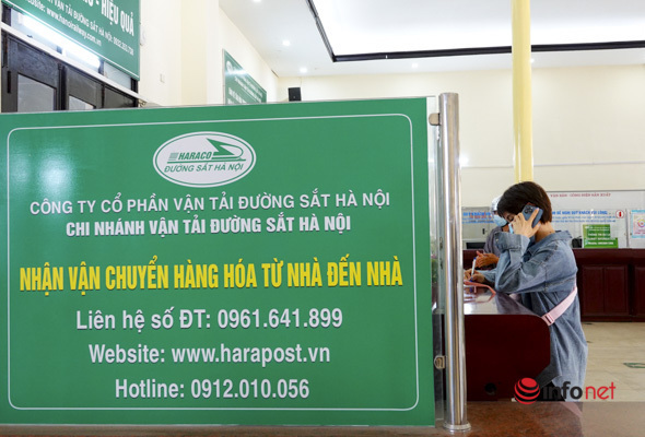 Người dân bị 'kẹt' háo hức ra ga Hà Nội mua vé tàu về quê nhà