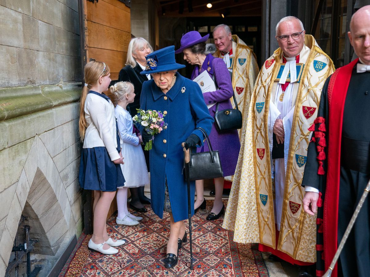 Nữ hoàng Anh xuất hiện trước công chúng với ‘dấu hiệu lạ’