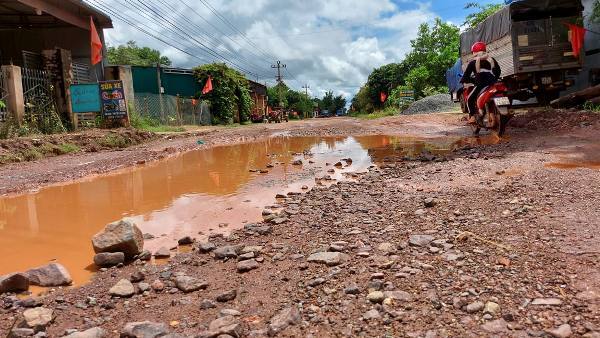 Đắk Lắk: Đường vào xã biên giới biến thành 'sông' mỗi khi mùa mưa đến