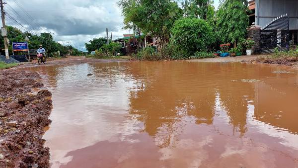 Đắk Lắk: Đường vào xã biên giới biến thành 'sông' mỗi khi mùa mưa đến