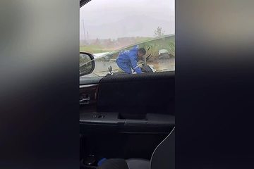 Hành động ‘ấm lòng’ của 2 tài xế ô tô giữa cơn bão lớn