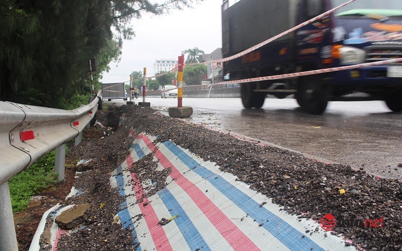 QL 1A sụt lún, sạt lở đất đá chia cắt đường giao thông huyện miền núi Nghệ An