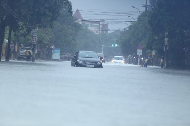 Hà Tĩnh: Mưa lớn kéo dài, phố 'biến' thành sông, nhiều địa phương bị chia cắt