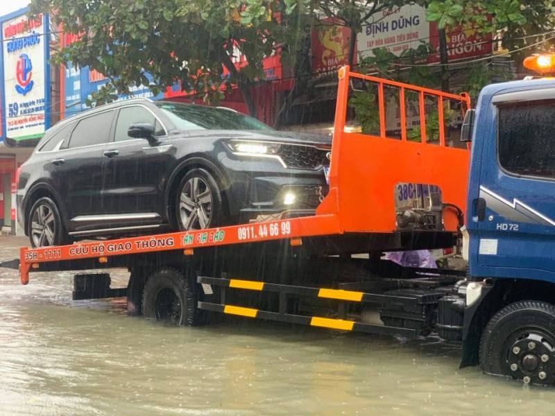 Hà Tĩnh: Mưa lớn kéo dài, phố 'biến' thành sông, nhiều địa phương bị chia cắt