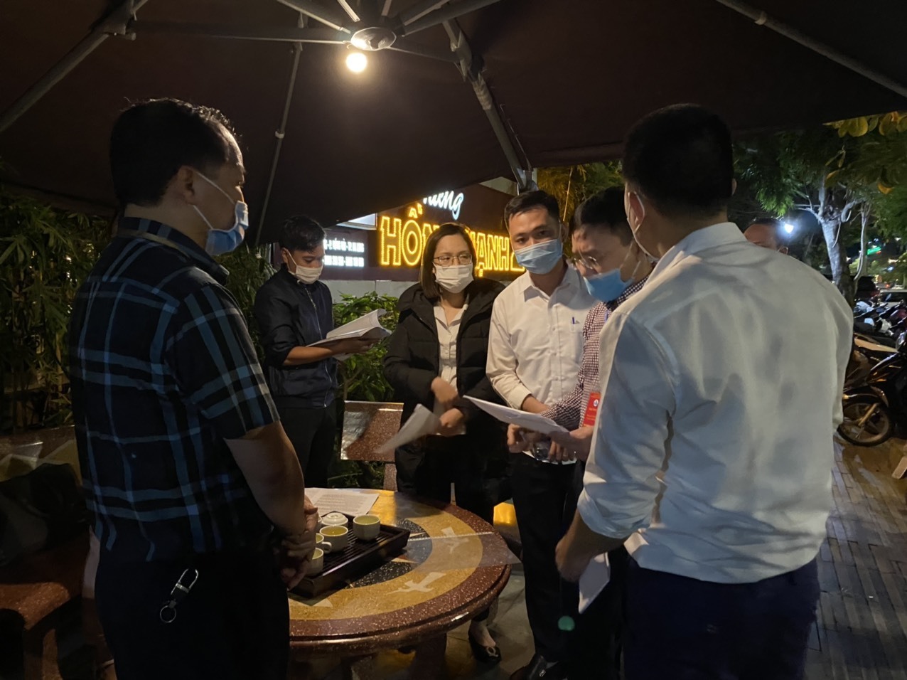 Quảng Ninh: Nhà hàng vi phạm chống dịch, Chủ tịch phường bị đình chỉ chức vụ