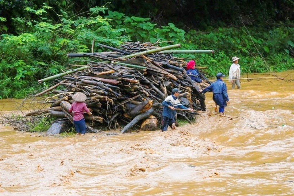 Nghệ An: Đi vớt củi, 2 bố con bị nước cuốn tử vong