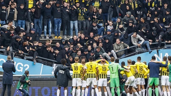 Video ‘kinh hoàng’ khán đài chật kín người hâm mộ bóng đá đổ sập ở Hà Lan