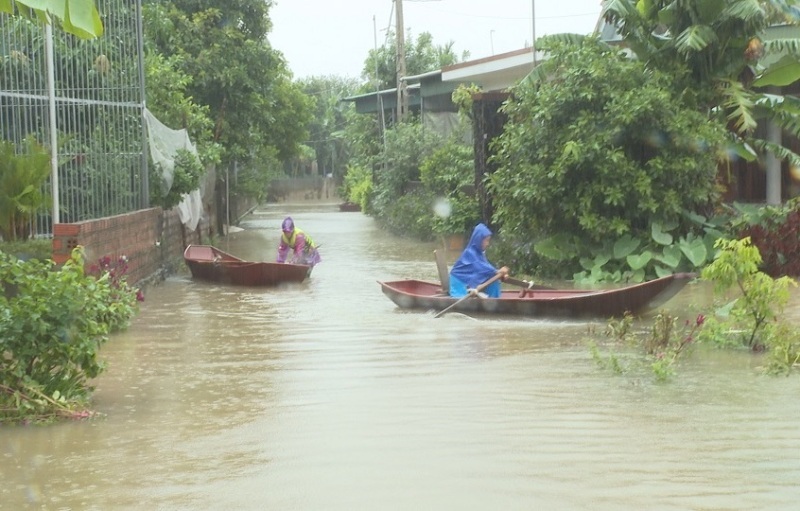 Hà Tĩnh: Triều cường đạt đỉnh sau mưa lớn, hàng trăm ngôi nhà ngập sâu, người dân chèo thuyền để di chuyển
