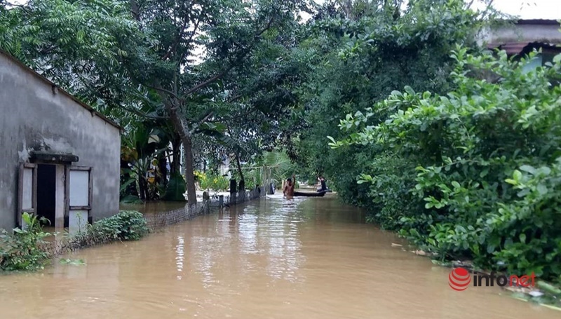 Người dân Quảng Nam hối hả dọn dẹp nhà cửa khi nước lũ vừa rút