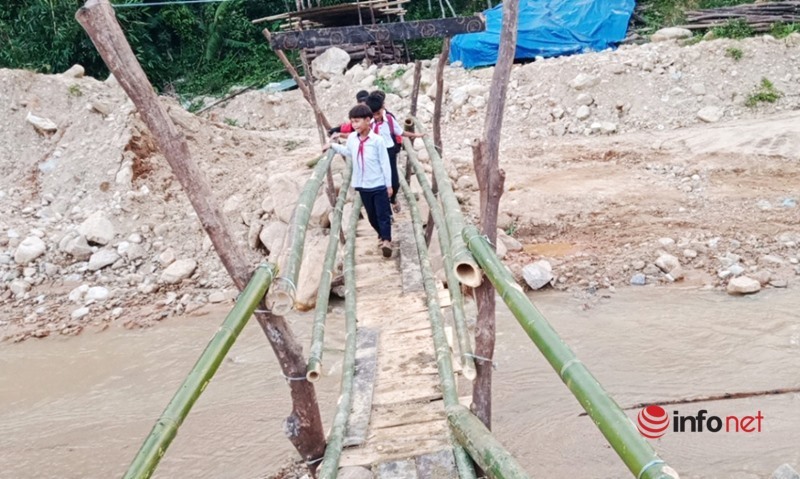 Người dân Quảng Nam hối hả dọn dẹp nhà cửa khi nước lũ vừa rút
