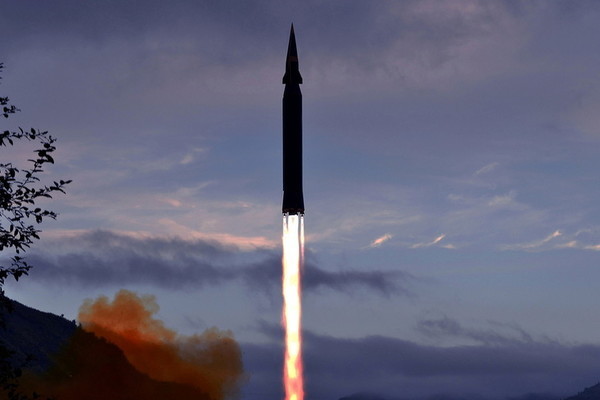 Chưa đầy 1 tháng phóng tên lửa siêu thanh, Triều Tiên phóng thêm tên lửa đạn đạo