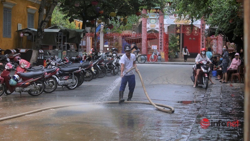 Người dân phố Hội An tất bật dọn bùn non, rác thải sau mưa lũ