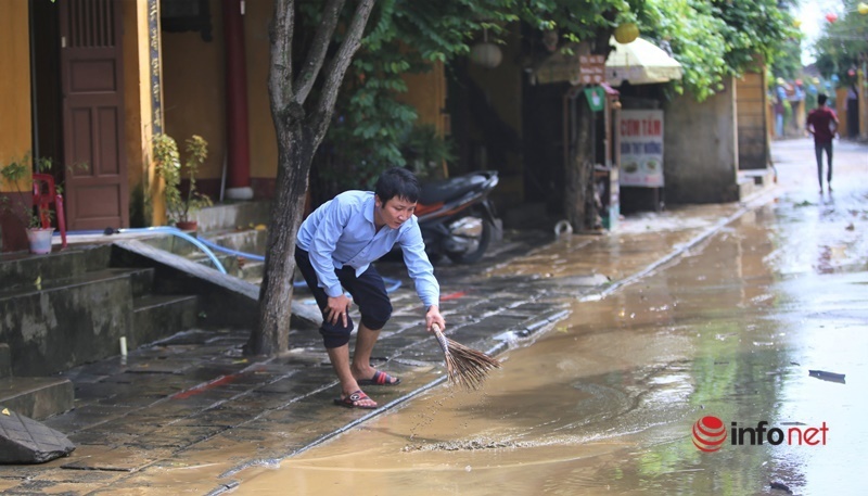 Người dân phố Hội An tất bật dọn bùn non, rác thải sau mưa lũ