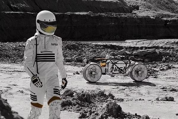 Phi hành gia điều khiển 'siêu mô tô' lái xe trên Mặt trăng?