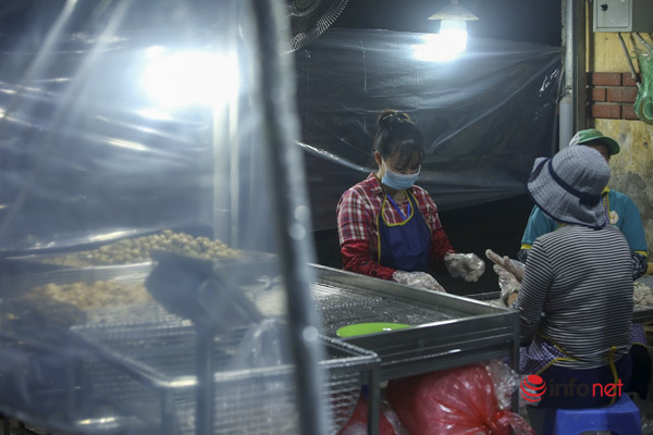 Chợ Long Biên mở cửa, tiểu thương phấn khởi bán hàng từ nửa đêm