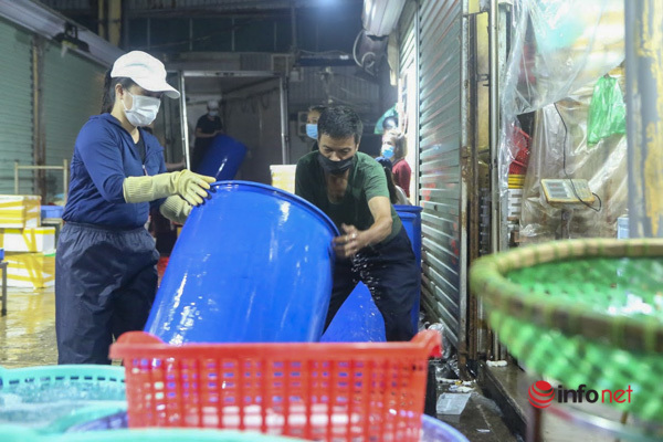 Chợ Long Biên mở cửa, tiểu thương phấn khởi bán hàng từ nửa đêm