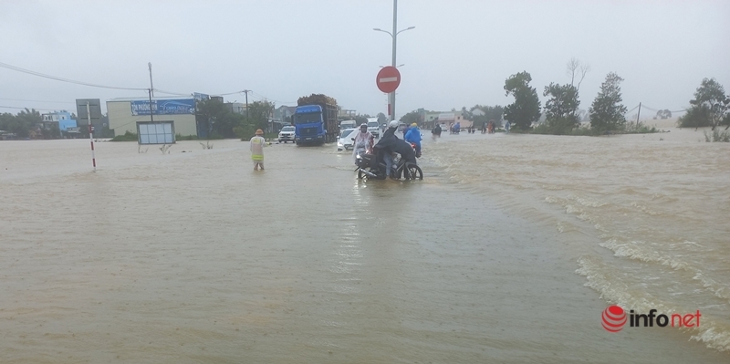 Mưa lớn, nhiều đoạn Quốc lộ 1A qua Quảng Nam 'chìm nghỉm' giữa biển nước