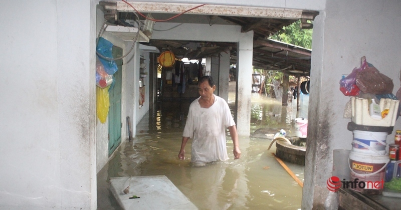 Mưa lớn, ngập sâu kỷ lục, người dân xứ Quảng hối hả chạy lụt
