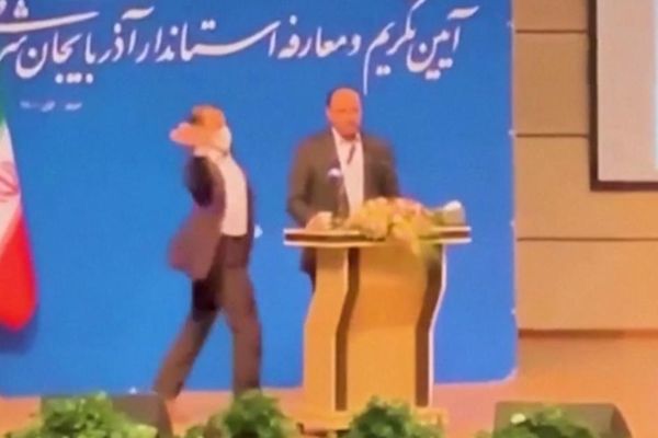 Quan chức Iran bị người lạ xông lên sân khấu tát mạnh vào mặt