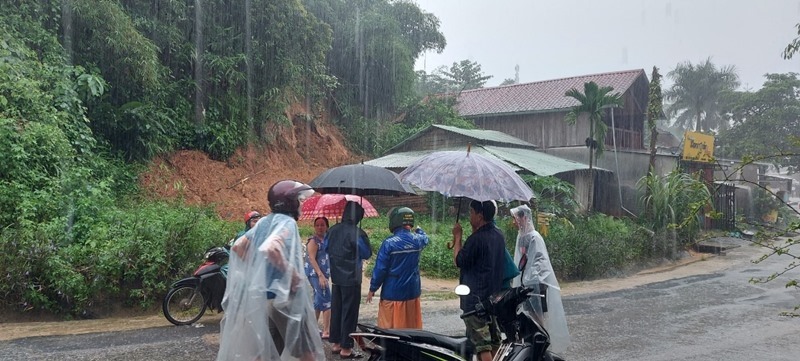 Quảng Nam: Sạt lở ở huyện miền núi Nam Trà My, nhiều hộ dân phải sơ tán gấp