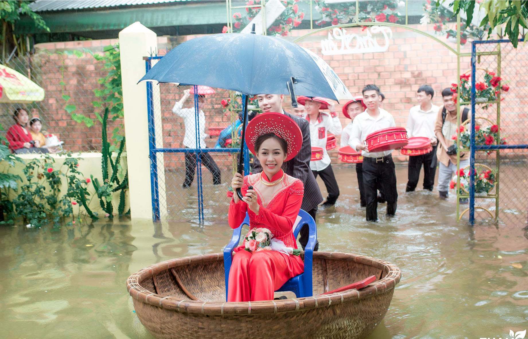 Độc đáo đám cưới rước dâu bằng thuyền thúng ở Quảng Ngãi