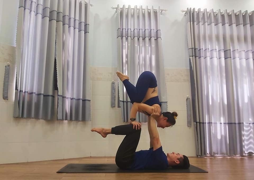 Những tư thế yoga cùng chồng đẹp 'lắc mắt' của mẹ bầu 35 tuần
