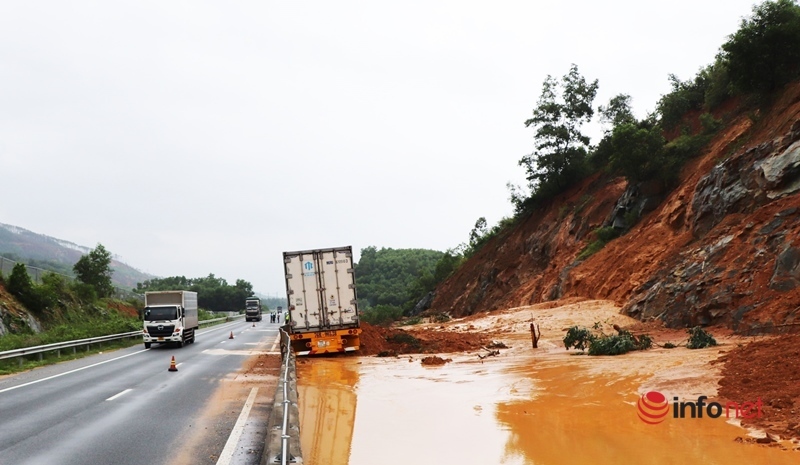 Quốc lộ 1A qua Quảng Nam thông tuyến, giao thông ở miền núi lại bị chia cắt vì sạt lở